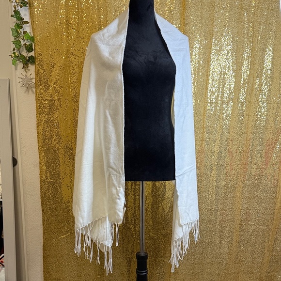 Amazon Essentials Cream Scarf - Picture 4 of 5